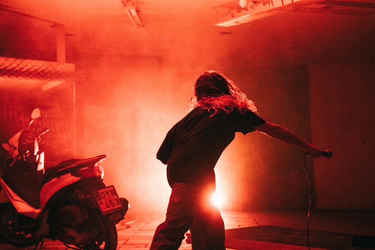 Δέσποινα Σανιδά-Κρεζία, άποψη της περφόρμανς «Down to Under» (2023) από το Φεστιβάλ MIR Festival 2023. © Γιώργος Αθανάσιου.