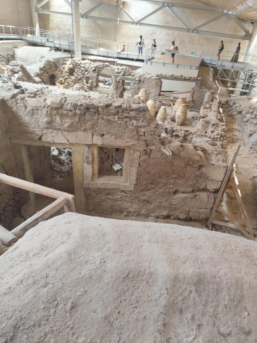 Λίνα Μενδώνη: Αυτοψία σε Αρχαία Θήρα και Ακρωτήρι