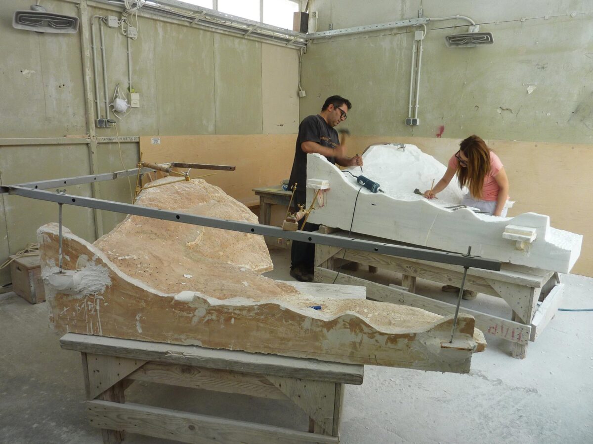 Αντιγραφή εκμαγείου με τη χρήση σημειοθέτη («πονταδόρου») για τη διαμόρφωση συμπληρώματος αρχιτεκτονικού μέλους από νέο μάρμαρο. Εργοτάξιο Παρθενώνα, 2013. ©Αρχείο ΥΣΜΑ/ΕΣΜΑ.