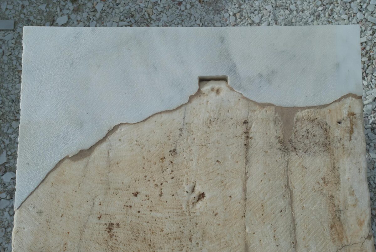 Αρχαίο αρχιτεκτονικό μέλος συμπληρωμένο με νέο μάρμαρο. 