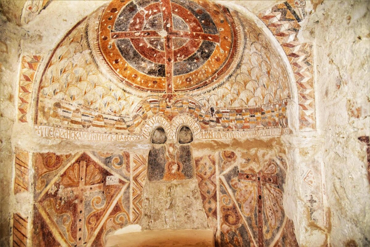 Ναός Αγίου Ιωάννη Θεολόγου, στον Δανακό Νάξου. Αψίδα με ανεικονικό διάκοσμο. Πηγή εικόνας: Εφορεία Αρχαιοτήτων Κυκλάδων.