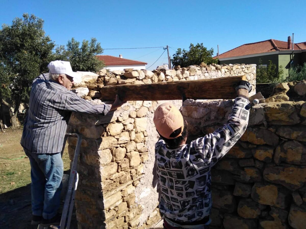 Στιγμιότυπο από εκπαιδευτικό-βιωματικό σεμινάριο με τίτλο «Η άυλη τεχνική μαστοριά της πέτρας και της ξυλοδεσιάς». 