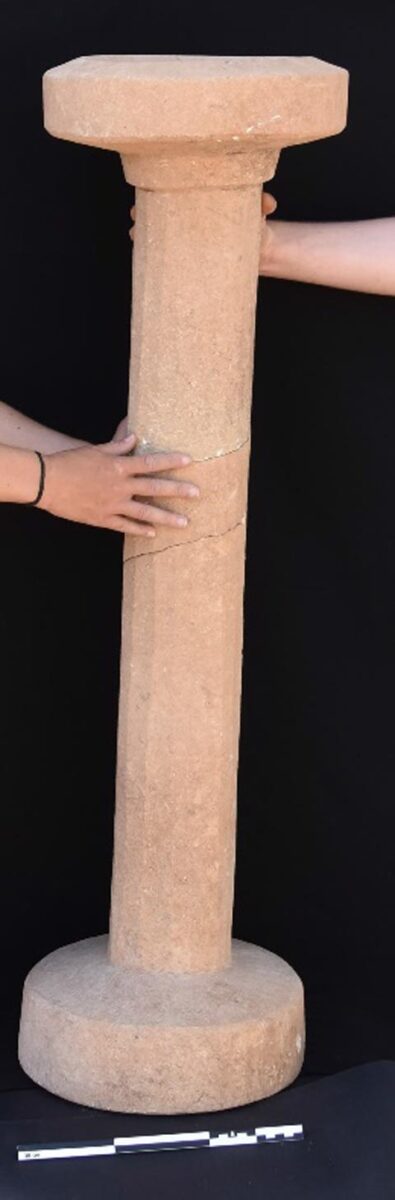 Εικ. 2: Αποκατάσταση της λίθινης στήλης (φωτ.: J. Bretschneider). Πηγή εικόνας: Τμήμα Αρχαιοτήτων Κύπρου.