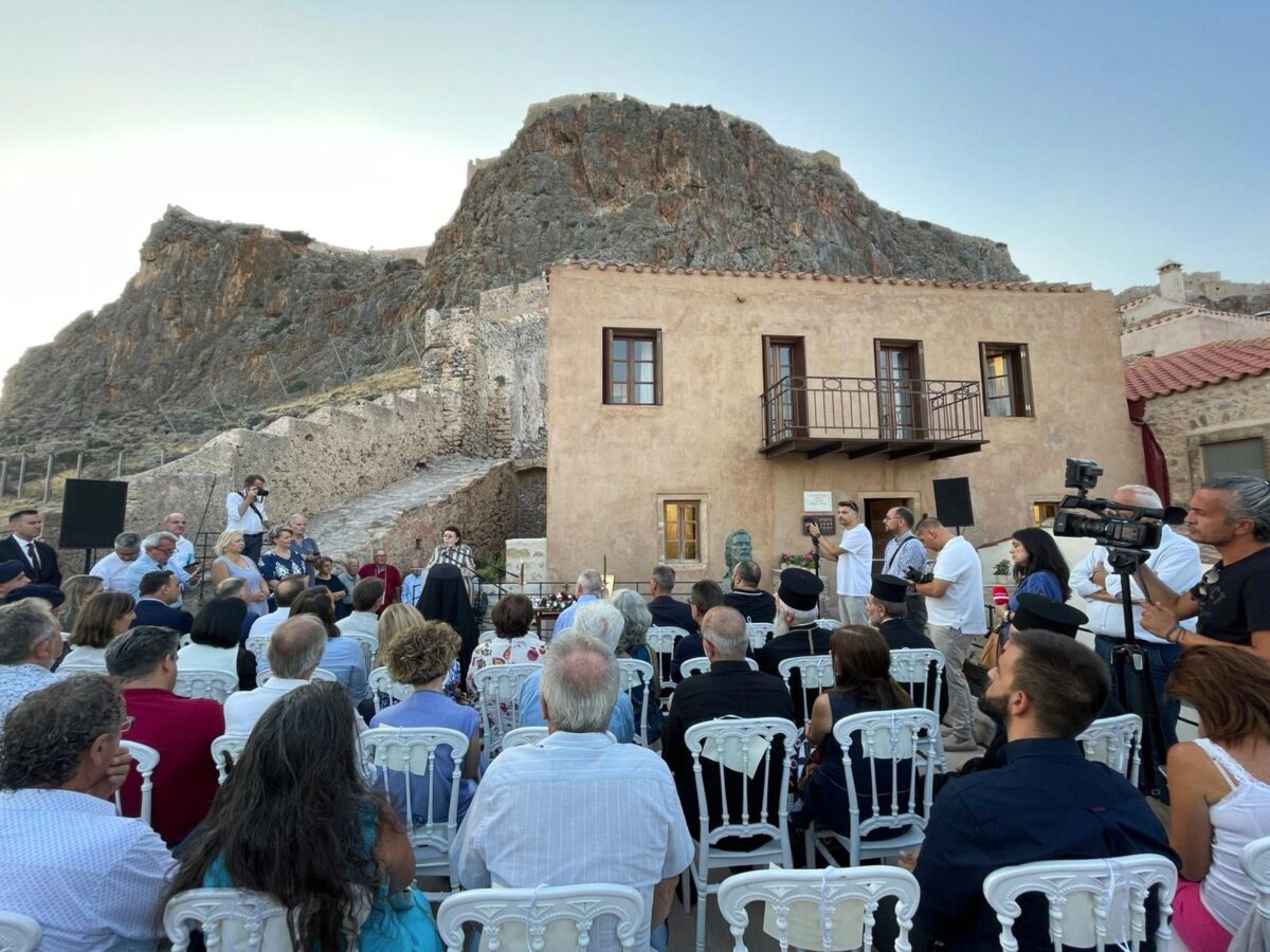 Η Υπουργός Πολιτισμού Λίνα Μενδώνη στην τελετή εγκαινίων του Δημοτικού Μουσείου Γιάννη Ρίτσου στη Μονεμβασιά. Πηγή εικόνας: ΥΠΠΟ.