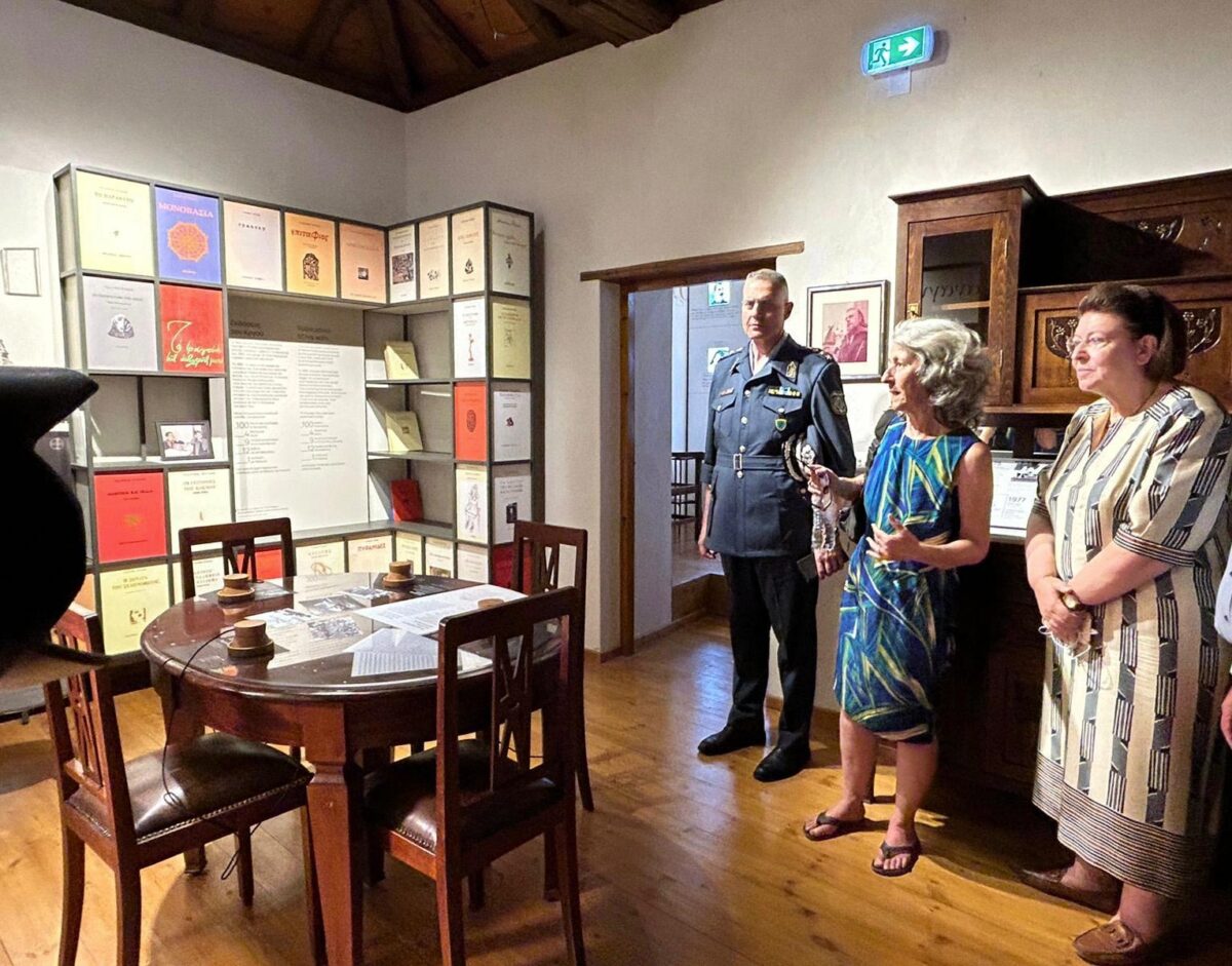 Η Υπουργός Πολιτισμού Λίνα Μενδώνη με την Έρη Ρίτσου. Πηγή εικόνας: ΥΠΠΟ.