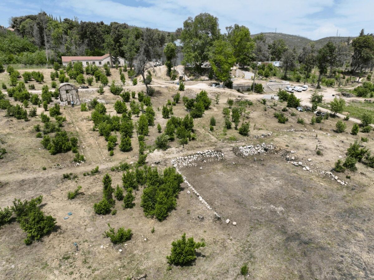 Άποψη του θερμοκηπίου και του γηπέδου του τένις όπως είναι σήμερα. Πηγή εικόνας: ΥΠΠΟ.