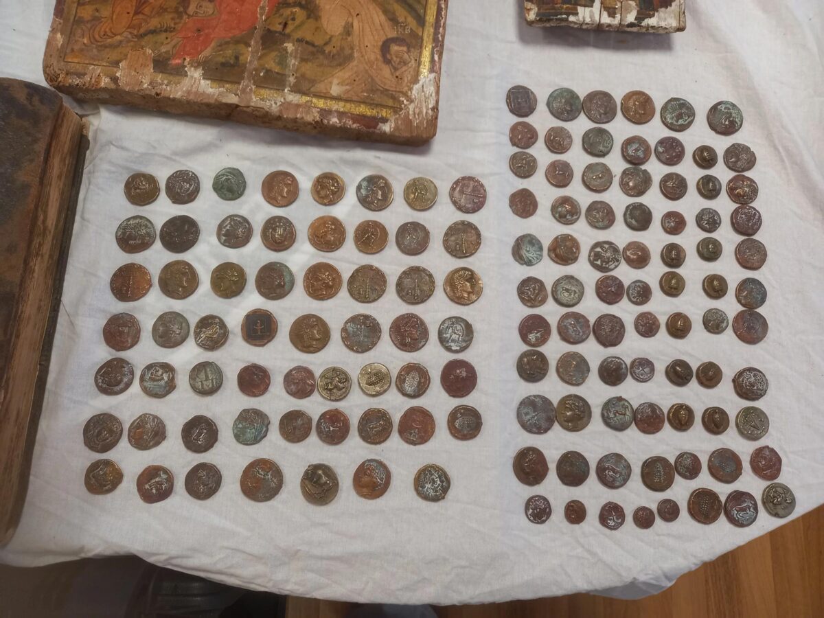 Αρχαία αντικείμενα και θρησκευτικές εικόνες που βρέθηκαν και κατασχέθηκαν. Πηγή εικόνας: Ελληνική Αστυνομία.