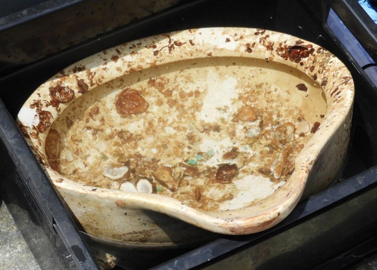 Νιπτήρας από πορσελάνη, προσαρμοσμένος σε ειδική κατασκευή ανάμεσα στις κουκέτες στις καμπίνες της δεύτερης θέσης και αναδιπλούμενος προς εξοικονόμηση χώρου. Πηγή εικόνας: ΥΠΠΟ.