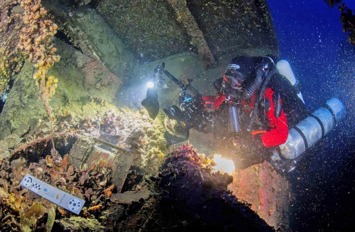 Φωτογράφιση του αριστερού κόκκινου φανού κατά χώρα. Πηγή εικόνας: ΥΠΠΟ.