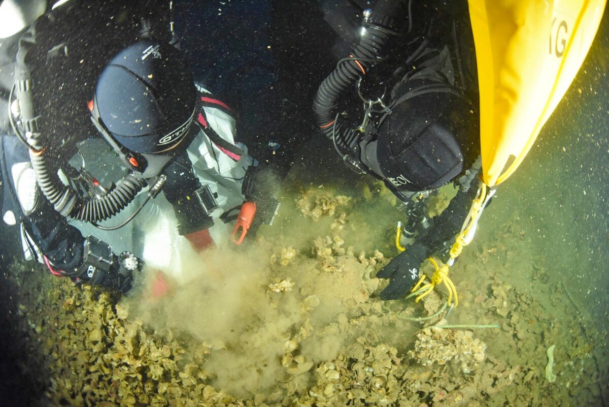 Εργασίες ανέλκυσης αντικειμένων από το χώρο του ναυαγίου. Πηγή εικόνας: ΥΠΠΟ.