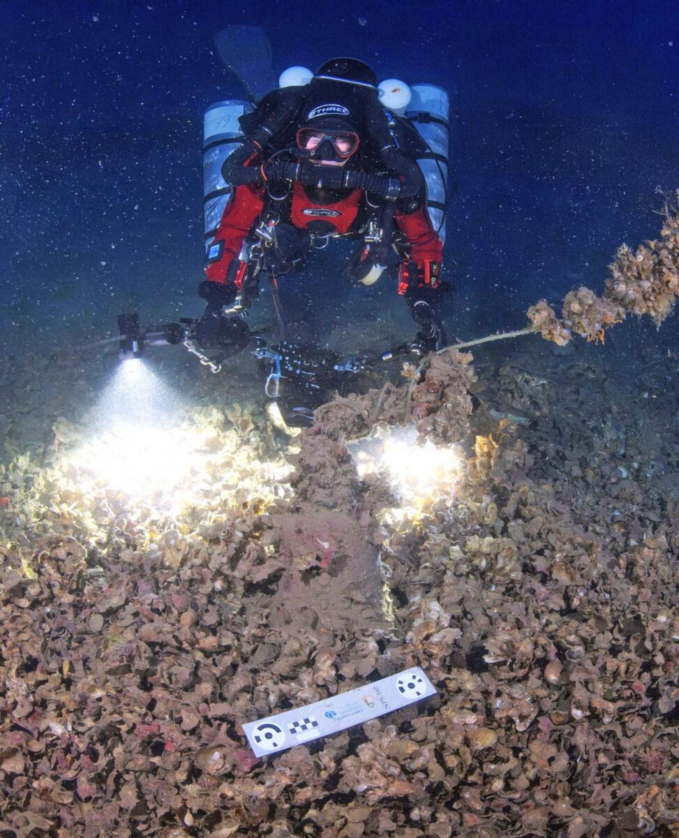 Εργασίες φωτογράφισης και προετοιμασίας ανέλκυσης της καμπάνας επιφυλακής του πλοίου. Πηγή εικόνας: ΥΠΠΟ.