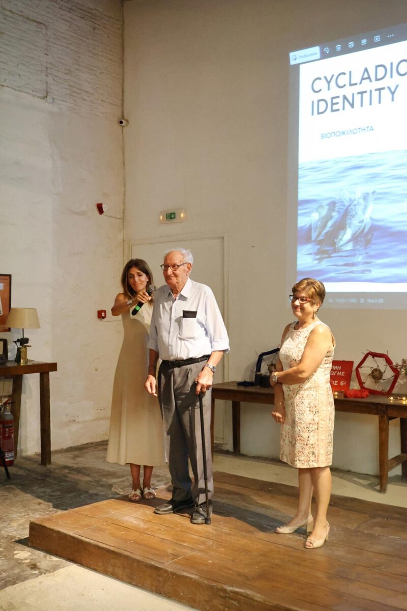 Θεανώ Αγαλόγλου, Project Manager της πρωτοβουλίας Cycladic Identity, Αντώνης Βαμβακάρης, πρώην μηχανικός Εργοστασίου Κλωστοϋφαντουργείας Ζησιμάτου (νυν Μουσείο Κλωστοϋφαντουργίας Ερμούπολης), Μαρία Ρούσσου, πρώην υφάντρα  του εργοστασίου. Φωτ.: Στέφανος Μαμίδης. © Μουσείο Κυκλαδικής Τέχνης.