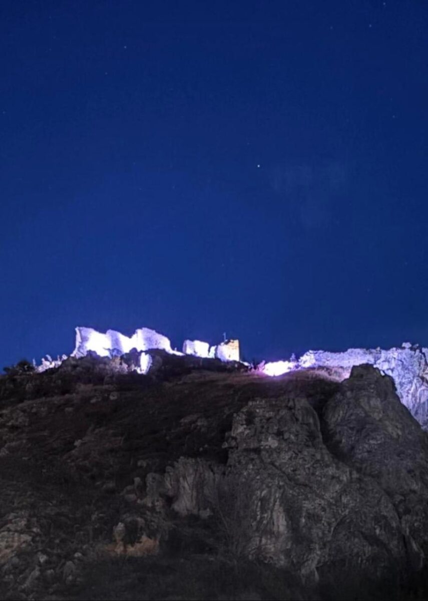 Το αναδεδειγμένο και φωτισμένο Γυναικόκαστρο. Πηγή εικόνας: ΥΠΠΟ.