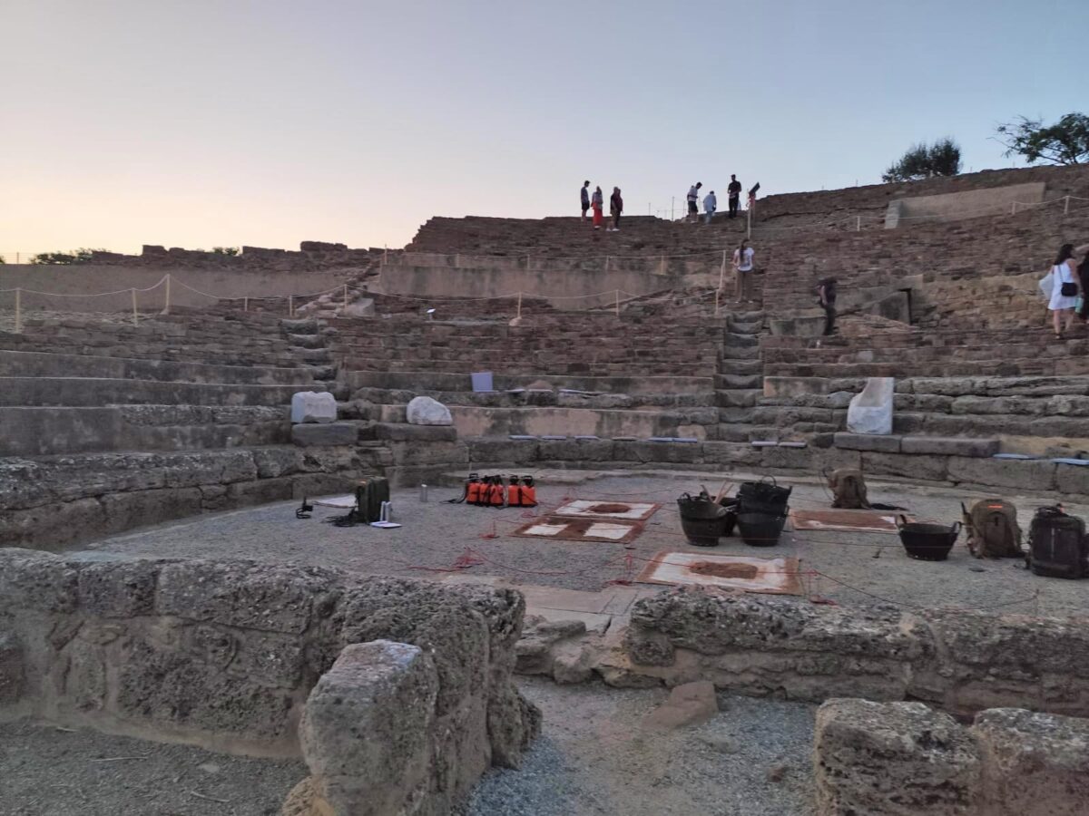 Αρχαίο θέατρο Ηφαιστίας. Πηγή εικόνας: ΥΠΠΟ.