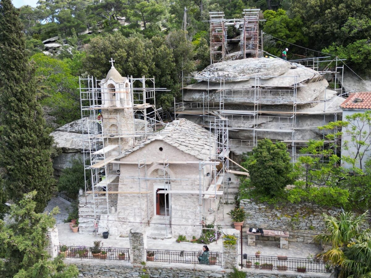 Εργασίες αποκατάστασης και στερέωσης στη μονή Οσίας Θεοκτίστης Ικαρίας. Πηγή εικόνας: ΥΠΠΟ.