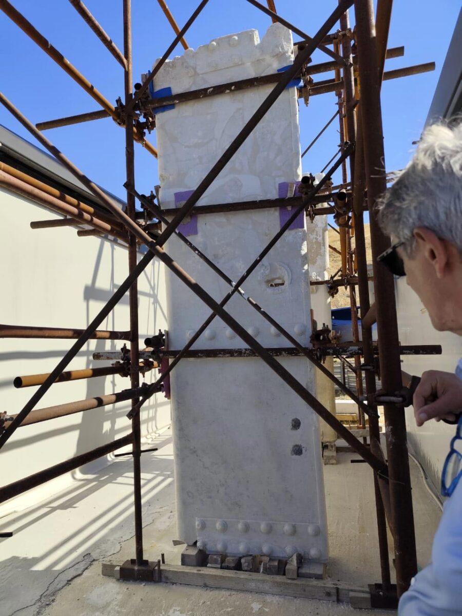 Η μαρμάρινη θύρα που θα επανατοποθετηθεί στον τέταρτο χώρο του ταφικού μνημείου. Πηγή εικόνας: ΥΠΠΟ.