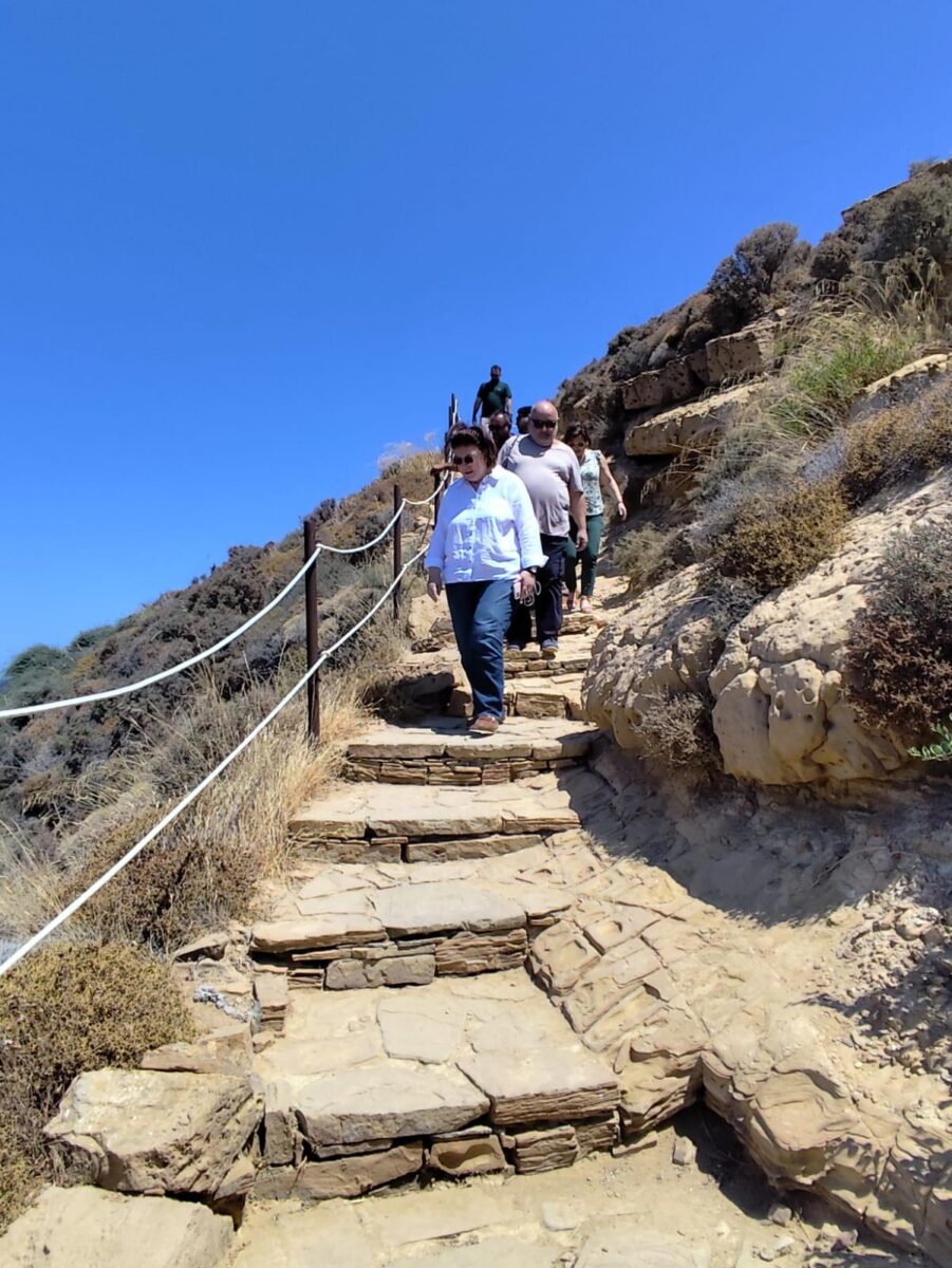 Η Λίνα Μενδώνη στον αρχαιολογικό χώρο του ιερού των Καβείρων. Πηγή εικόνας: ΥΠΠΟ.