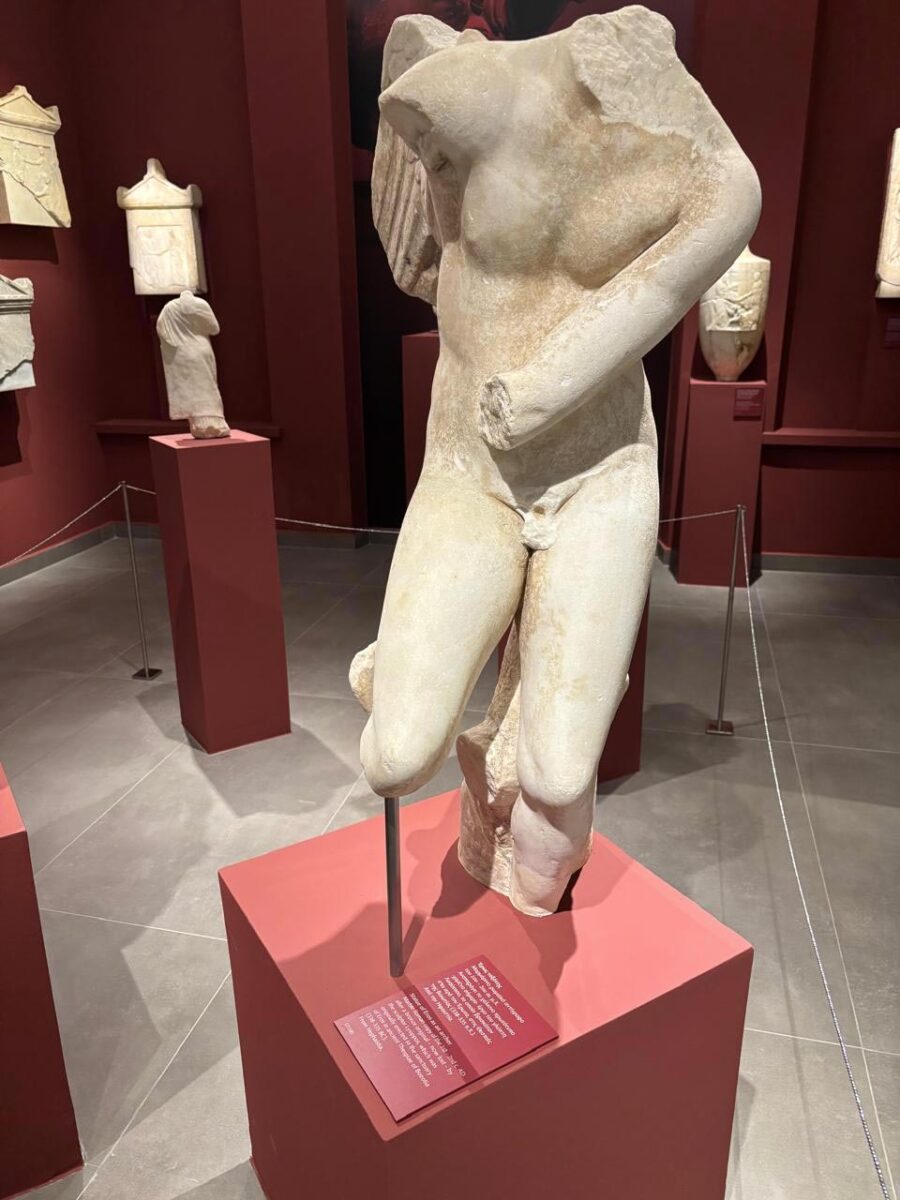Έρως Τοξότης. Μαρμάρινο ρωμαϊκό αντίγραφο 1ου-2ου αι. μ.Χ. Αρχαιολογικό Μουσείο Λήμνου. Πηγή εικόνας: ΥΠΠΟ.
