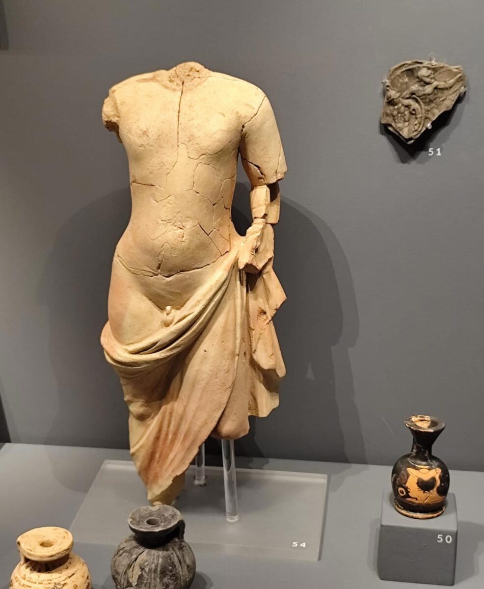 Πήλινο αγαλμάτιο ημίγυμνης ανδρικής μορφής, από την Ηφαιστία. Αρχαιολογικό Μουσείο Λήμνου. Πηγή εικόνας: ΥΠΠΟ.