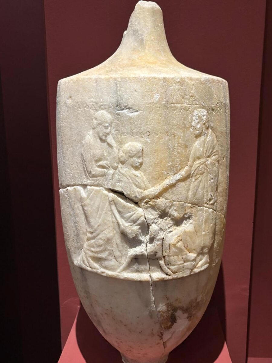 Το επιτύμβιο της Θεσμονίκης. Αρχαιολογικό Μουσείο Λήμνου. Πηγή εικόνας: ΥΠΠΟ.