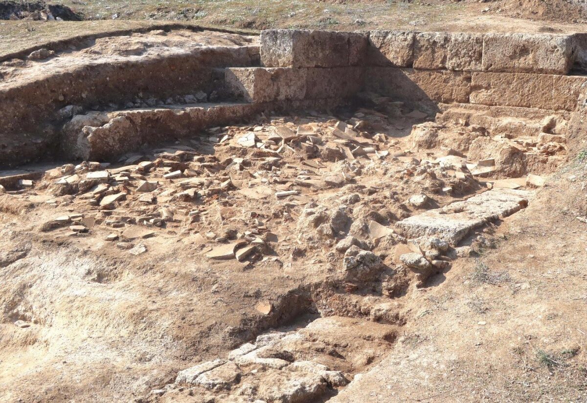 Στρώμα καταστροφής στον νοτιοδυτικό χώρο της παλαίστρας. Πηγή εικόνας: ΥΠΠΟ.