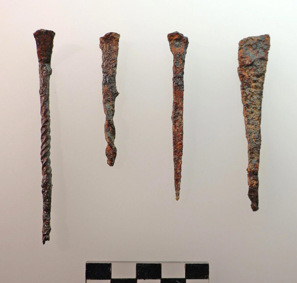 Γραφίδες που ήρθαν στο φως κατά τη διάρκεια των ερευνών. Πηγή εικόνας: ΥΠΠΟ.