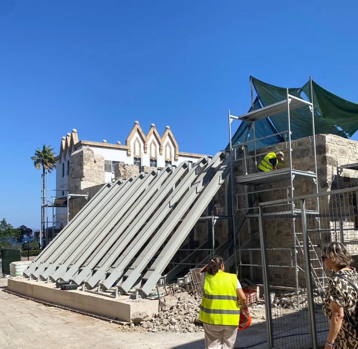 Νοτιοανατολικός προμαχώνας επί της οδού Ιπποκράτους. Πηγή εικόνας: ΥΠΠΟ.