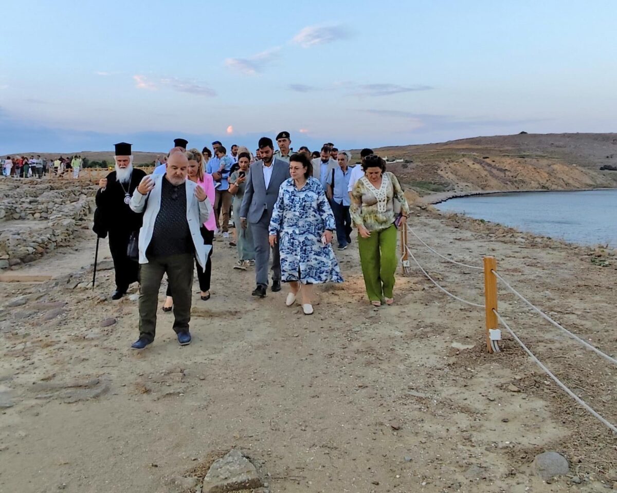 Η Υπουργός Πολιτισμού στον αρχαιολογικό χώρο της Πολιόχνης. Πηγή εικόνας: ΥΠΠΟ.