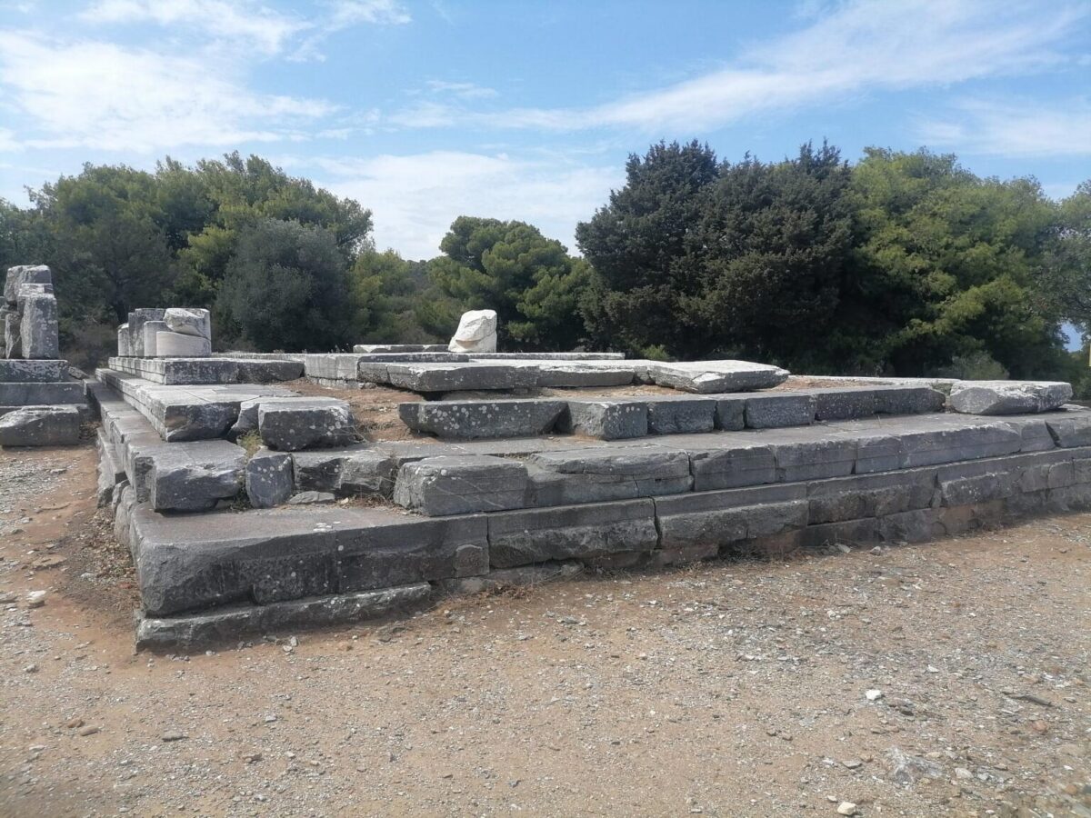 Ερείπια του ναού της Νεμέσεως. Πηγή εικόνας: ΥΠΠΟ.
