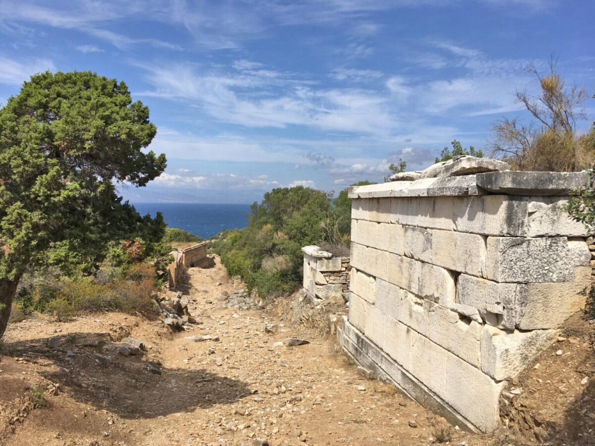 Η ταφική οδός με τους μνημειώδεις ταφικούς περιβόλους. Πηγή εικόνας: ΥΠΠΟ.