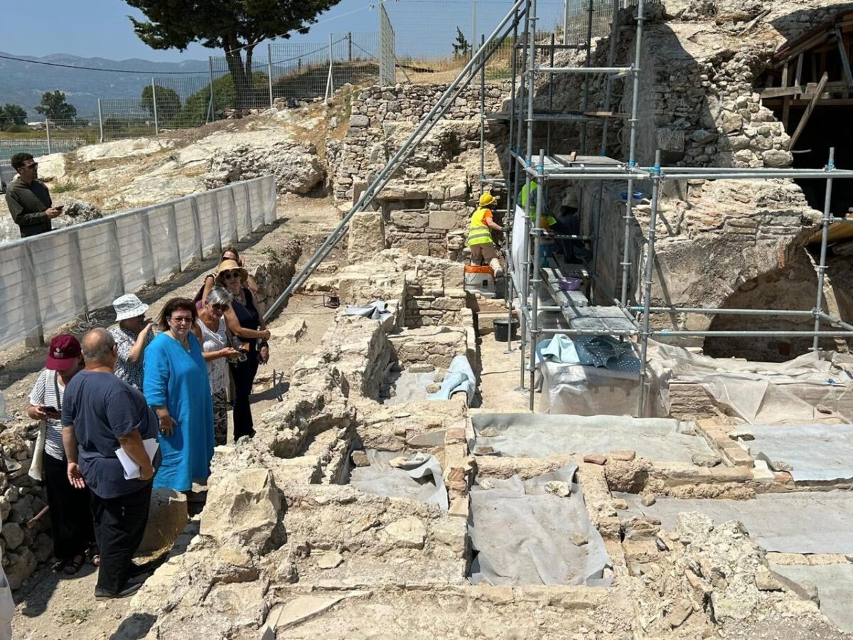 Αυτοψία της Λίνας Μενδώνη στο έργο της διαμόρφωσης και ανάδειξης του Παλαιοχριστιανικού Κοιμητηρίου, στη θέση «Γλυφάδα» του Πυθαγορείου. Πηγή εικόνας: ΥΠΠΟ.