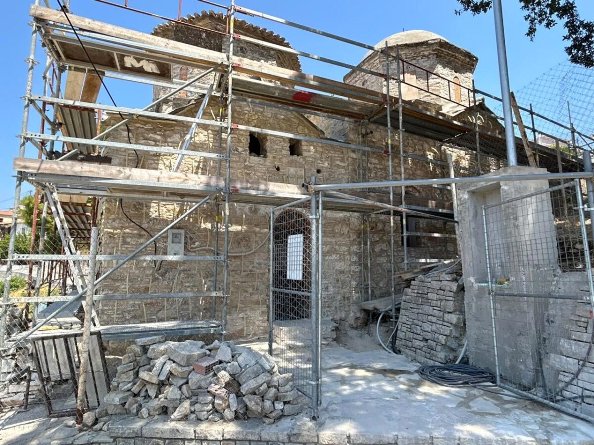 Στο έργο της αποκατάστασης του ναού των Άι-Γιαννάκηδων, στο Άνω Βαθύ. Πηγή εικόνας: ΥΠΠΟ.