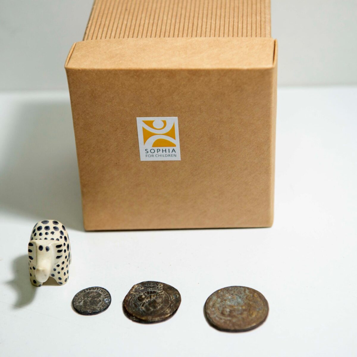 Τα τρία αρχαία νομίσματα τα οποία παραδόθηκαν στο Κυπριακό Μουσείο. Πηγή εικόνας: Υφυπουργείο Πολιτισμού Κύπρου.