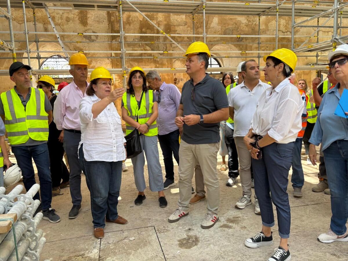 Η Υπουργός Πολιτισμού Λίνα Μενδώνη στην αυτοψία που πραγματοποίησε στο Τέμενος Βαγιαζήτ. Πηγή εικόνας: ΥΠΠΟ.