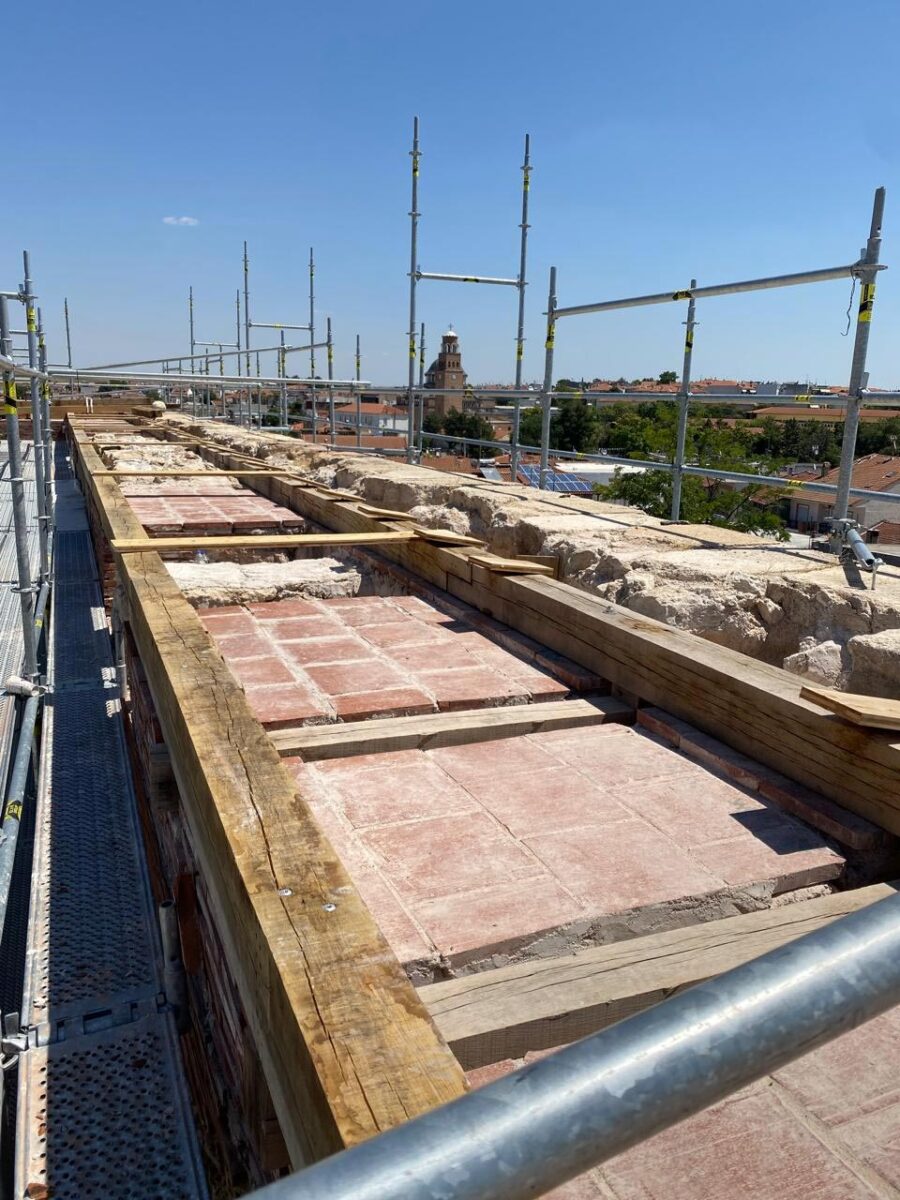 Τέμενος Βαγιαζήτ. Απόληξη της στέψης των περιμετρικών τοιχοποιών με τους στρωτήρες. Πηγή εικόνας: ΥΠΠΟ.