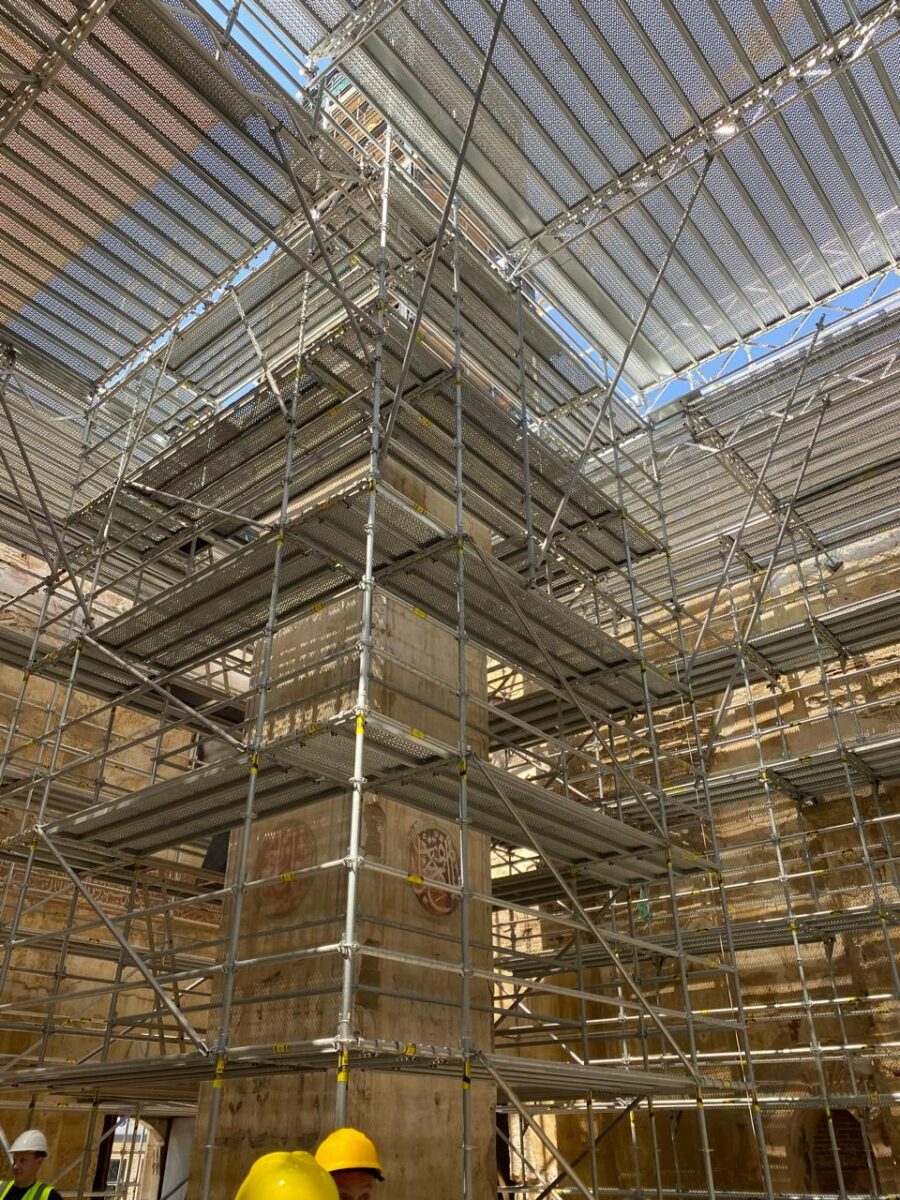 Πεσσός στήριξης της ξύλινης στέγης εσωτερικά του Τεμένους Βαγιαζήτ. Πηγή εικόνας: ΥΠΠΟ.