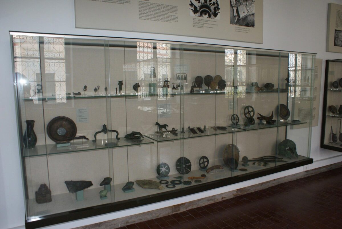 Χάλκινα εκθέματα στο Αρχαιολογικό Μουσείο Βαθέος Σάμου. Πηγή εικόνας: ΥΠΠΟ.