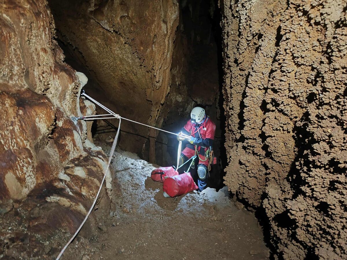 Στιγμιότυπο από τη σπηλαιολογική έρευνα στην Αμοργό. Πηγή εικόνας: ΑΠΕ-ΜΠΕ / Πρόδρομος Κούλελης.