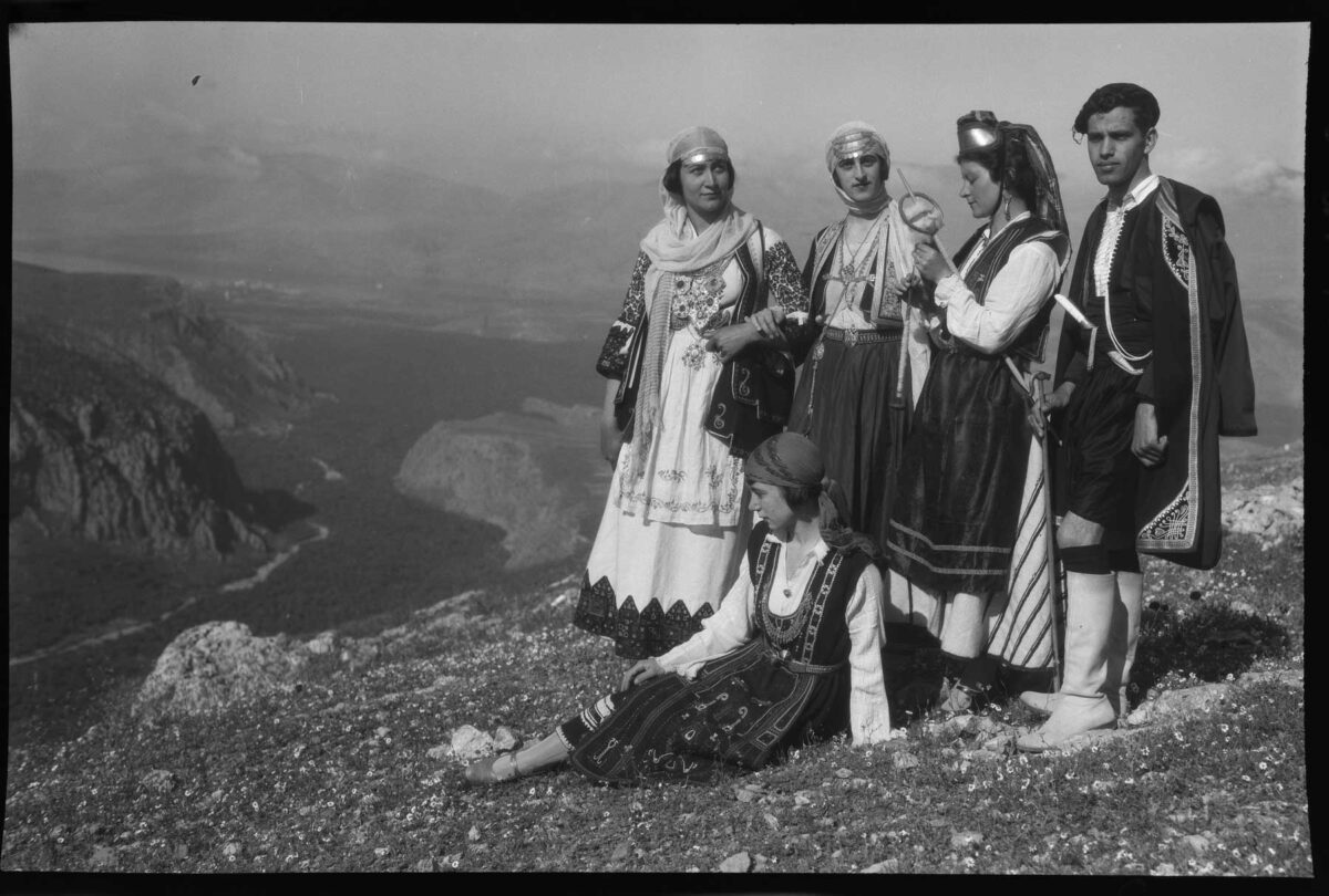 Ιστορίες από την έκδοση «Ελληνικαί Εθνικαί Ενδυμασίαι»