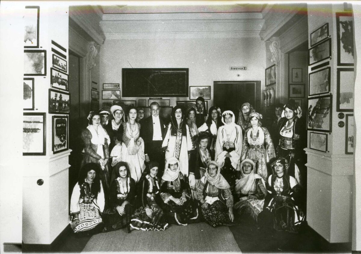 Ο Αντώνης Μπενάκης πλαισιωμένος από Αθηναίες ντυμένες με ελληνικές φορεσιές κατά τη διάρκεια της δεξίωσης που δόθηκε στο πλαίσιο του Διεθνούς Συνεδρίου Μουσείων στις 25.10.1931 (Μουσείο Μπενάκη).