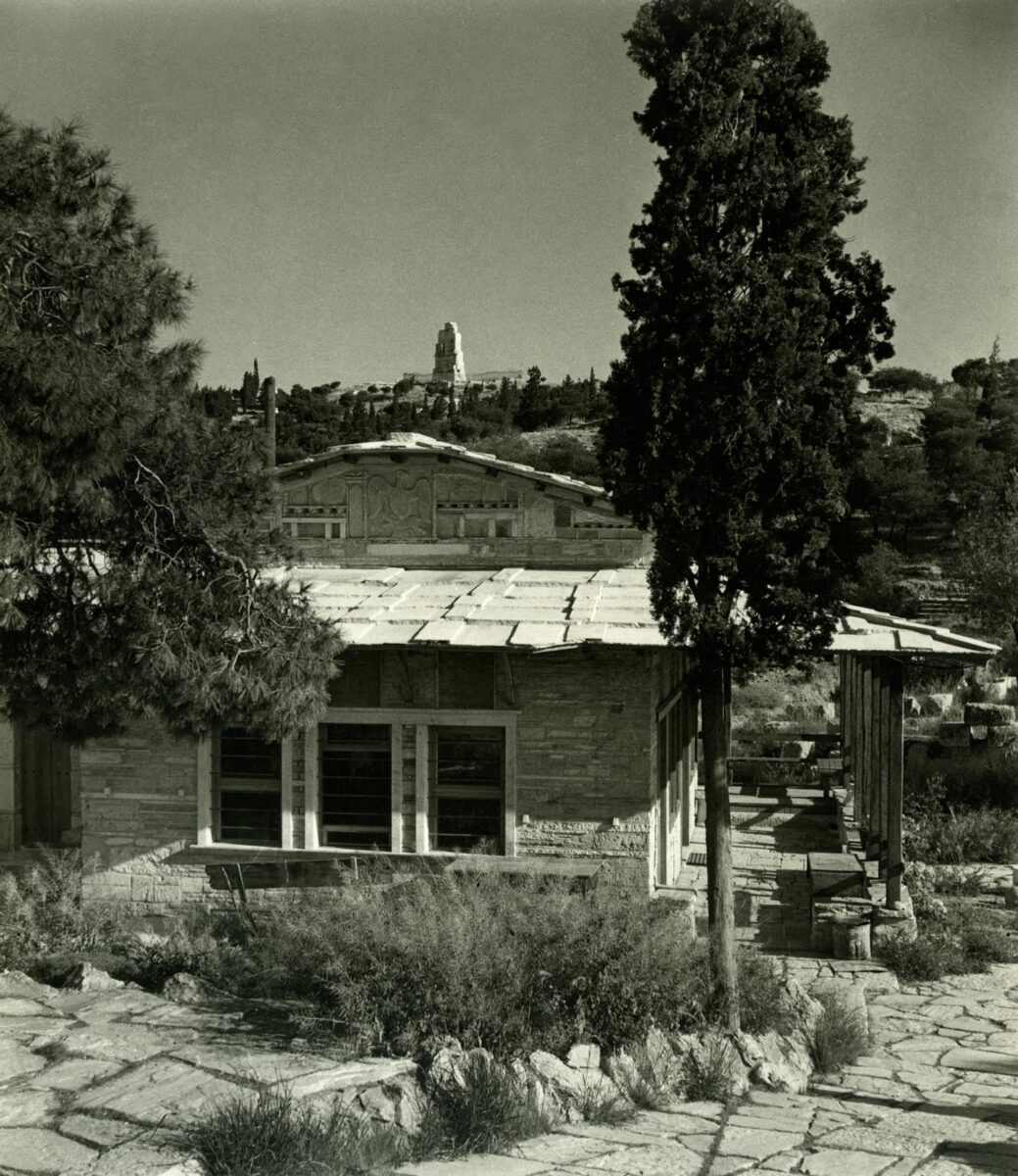 Δημήτρης Πικιώνης, Αγ. Δημήτριος Λουμπαρδιάρης, 1954-1957. Άποψη του ναού με το μνημείο του Φιλοπάππου στο βάθος. Πηγή εικόνας: Μουσείο Μπενάκη.