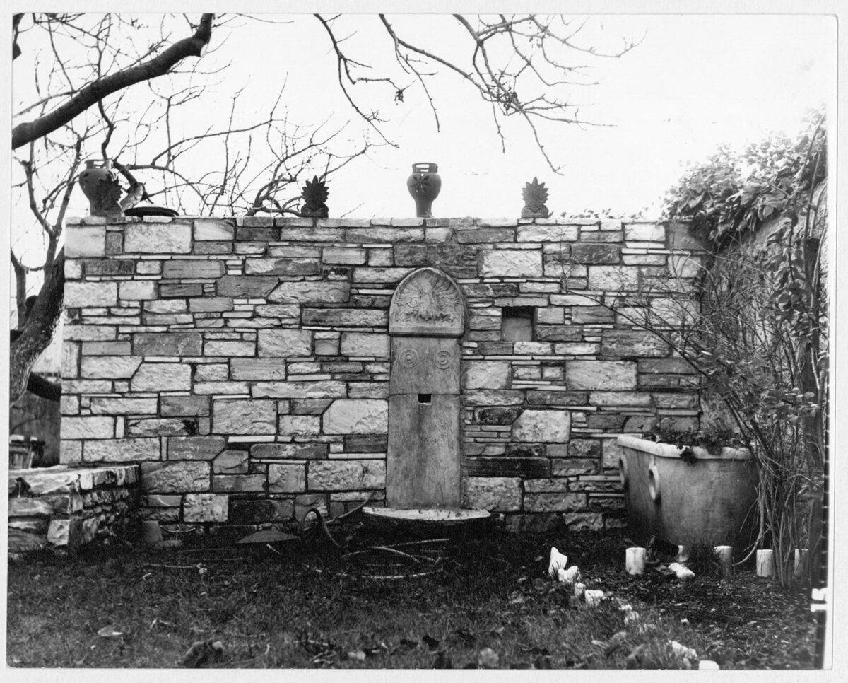 Δημήτρης Πικιώνης, Οικία Πουρή, Μαρούσι, 1953-1955. Άποψη του κήπου με ένθετα διακοσμητικά στοιχεία στη λιθοδομή. Πηγή εικόνας: Μουσείο Μπενάκη.
