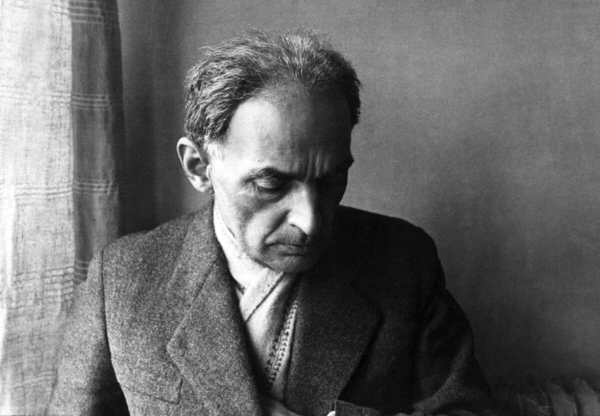 Ο Δημήτρης Πικιώνης φωτογραφημένος από τον αρχιτέκτονα Παύλο Μυλωνά. Πηγή εικόνας: Μουσείο Μπενάκη.