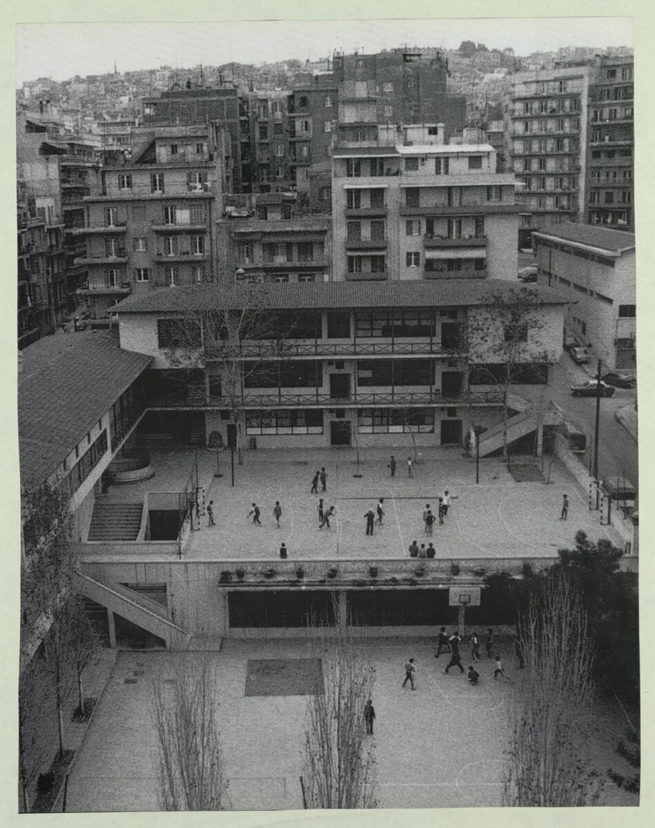 Δημήτρης Πικιώνης, Πειραματικό Σχολείο Θεσσαλονίκης, 1935. Πανοραμική άποψη του σχολείου και της αυλής. Πηγή εικόνας: Μουσείο Μπενάκη.