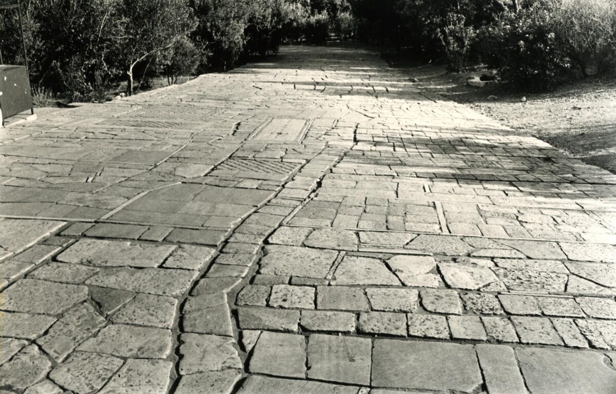 Δημήτρης Πικιώνης, Ακρόπολη – Φιλοπάππου, 1954-1957.  Διαμόρφωση ανόδου προς την Ακρόπολη. Πηγή εικόνας: Μουσείο Μπενάκη.