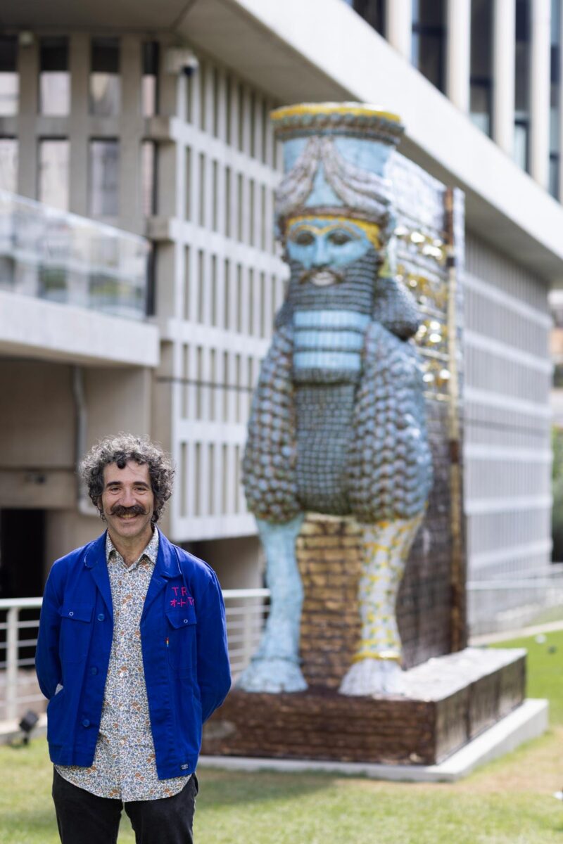 O Michael Rakowitz μπροστά από το έργο του. Φωτ.: © Ναταλία Τσουκαλά. Ευγενική παραχώρηση ΝΕΟΝ, Μουσείο Ακρόπολης και ο καλλιτέχνης.