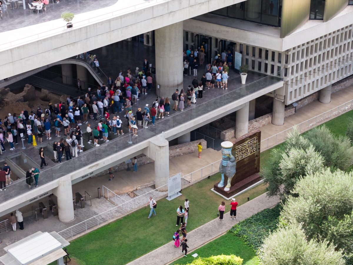 «Lamassu of Nineveh» (2018). «Michael Rakowitz & Ancient Cultures», 2025. Installation view. Συνεργασία NEON και Μουσείο Ακρόπολης. Φωτ.: © Ναταλία Τσουκαλά. Ευγενική παραχώρηση ΝΕΟΝ, Μουσείο Ακρόπολης και ο καλλιτέχνης.