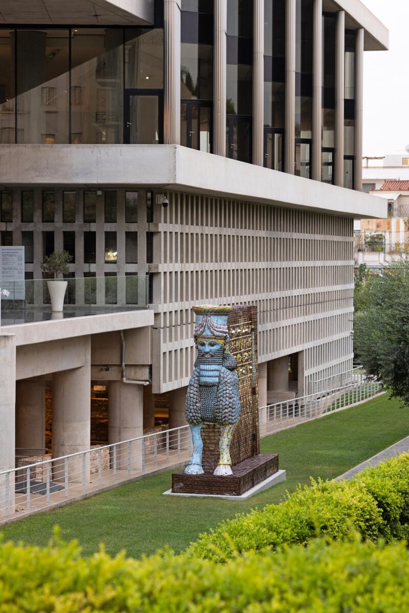 «Lamassu of Nineveh» (2018). «Michael Rakowitz & Ancient Cultures», 2025. Installation view. Συνεργασία NEON και Μουσείο Ακρόπολης. Φωτ.: © Ναταλία Τσουκαλά. Ευγενική παραχώρηση ΝΕΟΝ, Μουσείο Ακρόπολης και ο καλλιτέχνης.