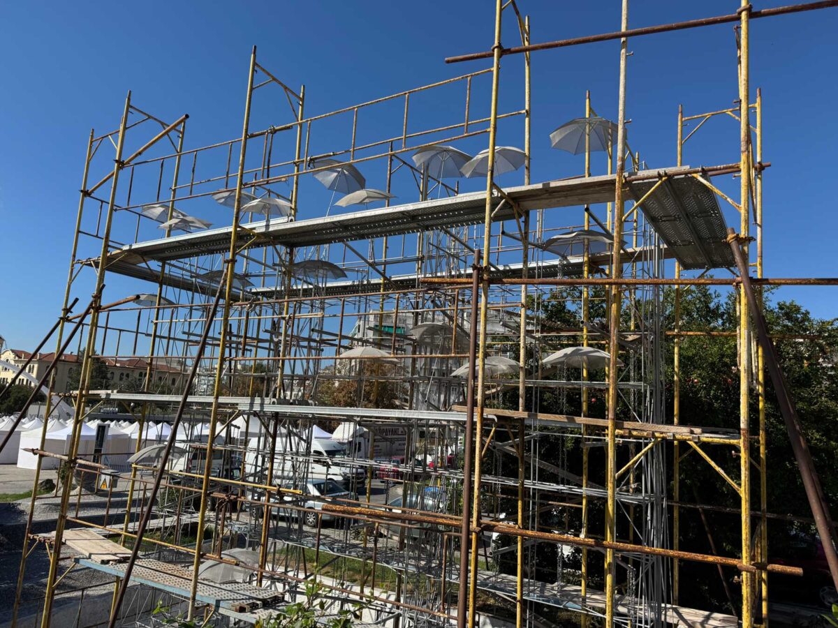 Οι «Ομπρέλες» του Γιώργου Ζογγολόπουλου στην είσοδο του MOMus – Μουσείου Σύγχρονης Τέχνης, στον χώρο της ΔΕΘ. Πηγή εικόνας: ΑΠΕ-ΜΠΕ.