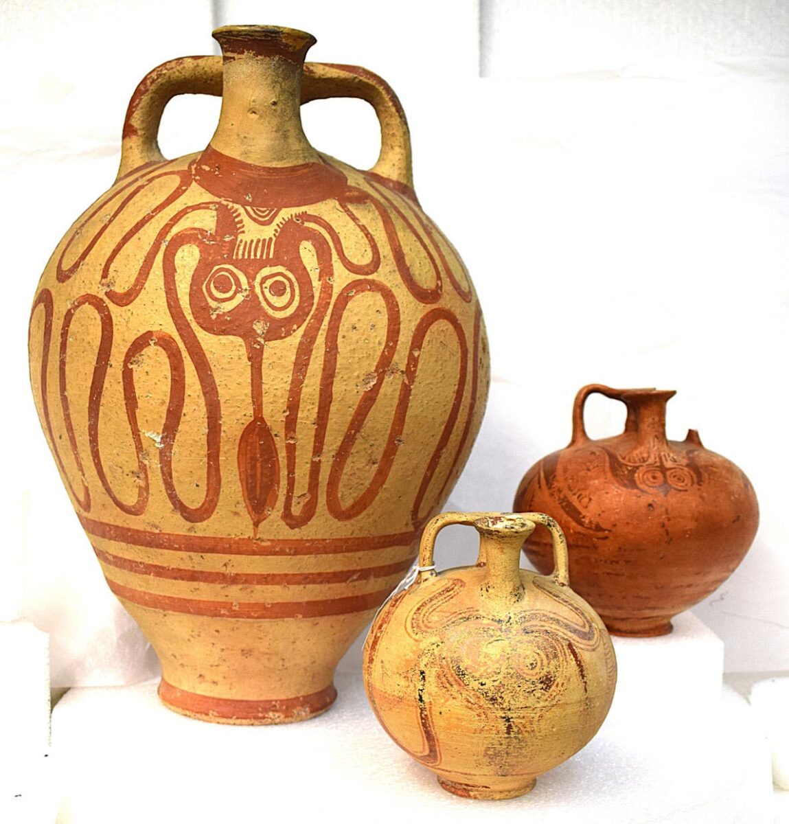 Μινωικοί ψευδόστομοι αμφορείς. 13ος – 12ος αι. π.Χ. (ΥΜ ΙΙΙ Β-Γ περίοδος),
αρ. ευρ. Π 10711, Π 27655, Π 6293. (Φωτογραφικό Αρχείο Εθνικού Αρχαιολογικού
Μουσείου).